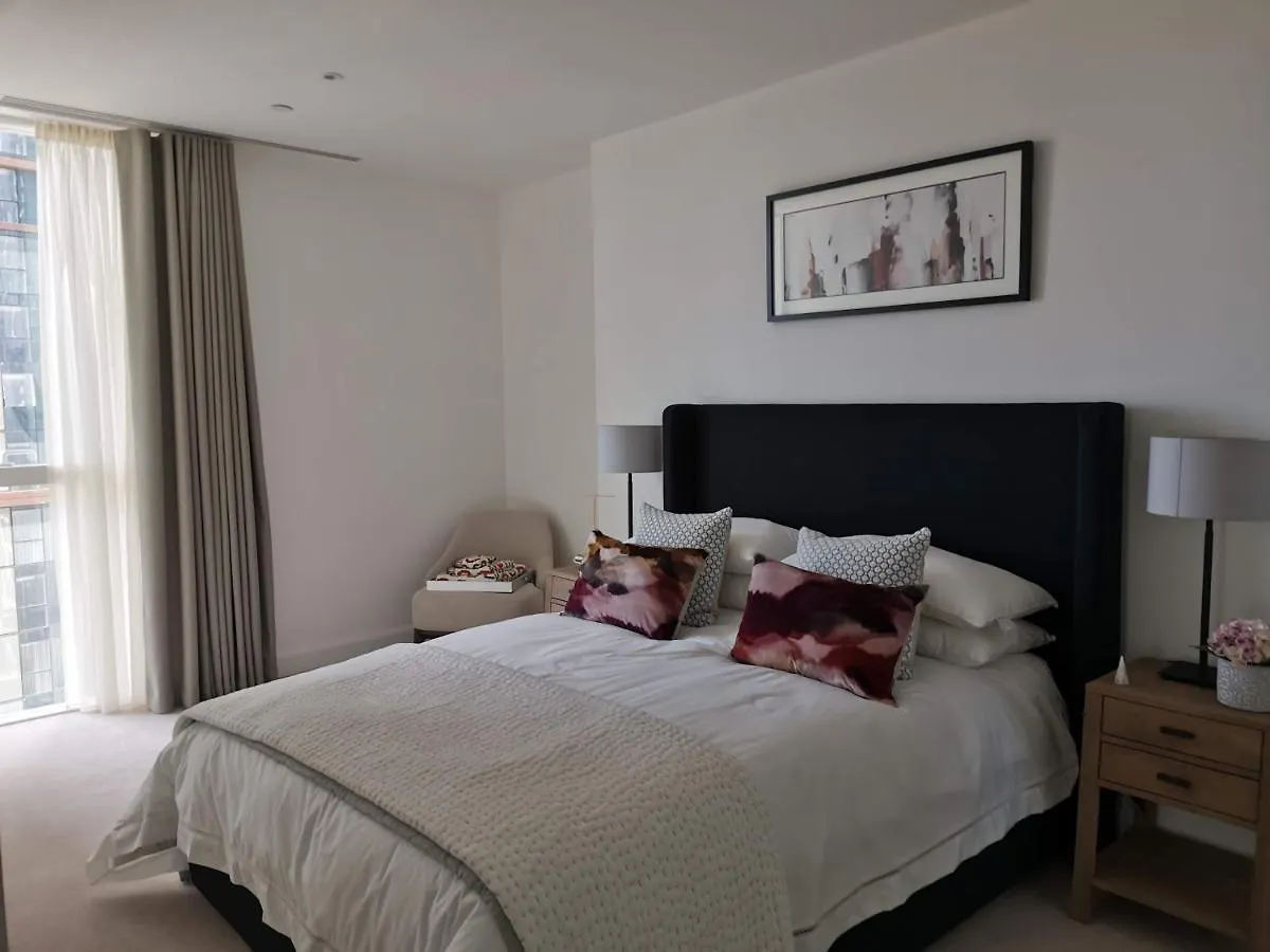 Charles Hope Canary Wharf South Quay London Apartman